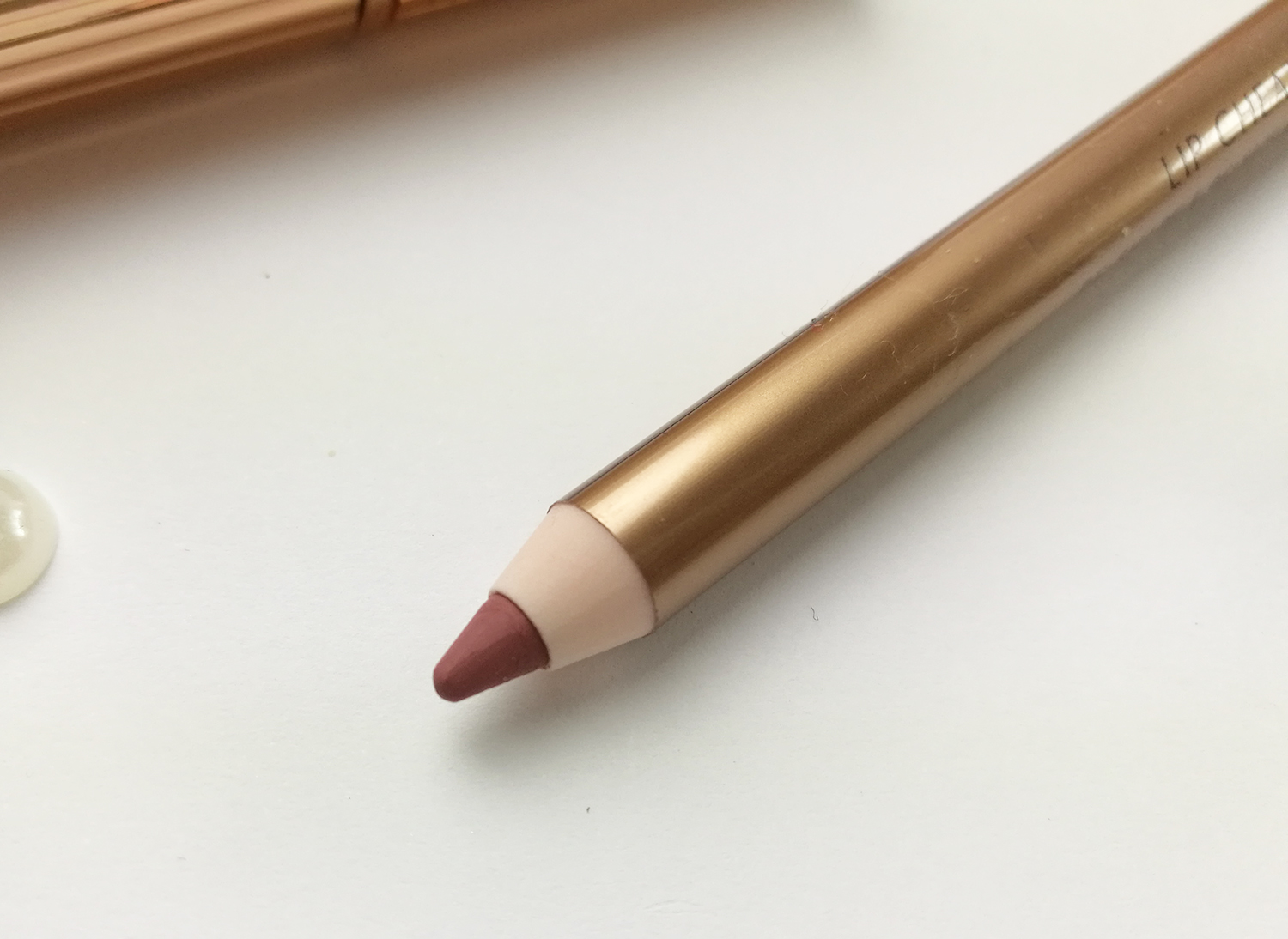 סקירת עיפרון שפתיים ורוד ניודי של שרלוט טילבורי בגוון Pillowpink